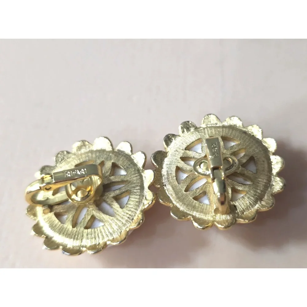 Vintage‎ Crown Trifari Round White Gold Clip Earrings